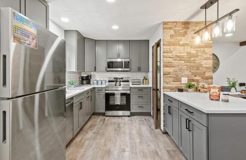 Village at Camelback Casa | The Bears Den by AvantStay Prime Location Renovated w Movie Game Room