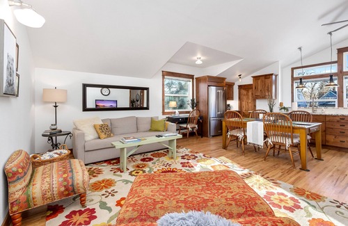 University Park Apartamento | The Beautiful Bear’s Den! Walk to Old Town & CSU!