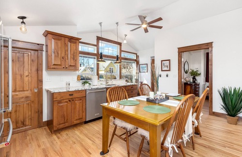 University Park Apartamento | The Beautiful Bear’s Den! Walk to Old Town & CSU!