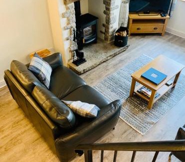 Tideswell Casa | The Beautiful Bobbin - Premium Cottage with views, local walks, wood burner & pubs