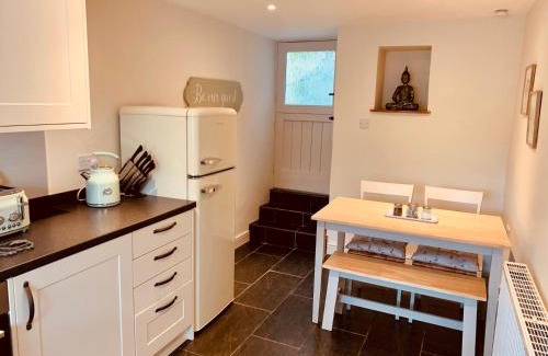 Tideswell Casa | The Beautiful Bobbin - Premium Cottage with views, local walks, wood burner & pubs