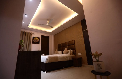 Kalkaji Hotel | The Bed and Rock