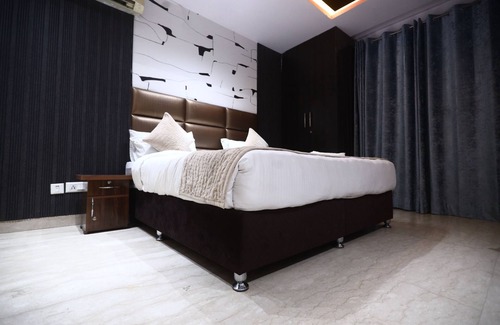Kalkaji Hotel | The Bed and Rock