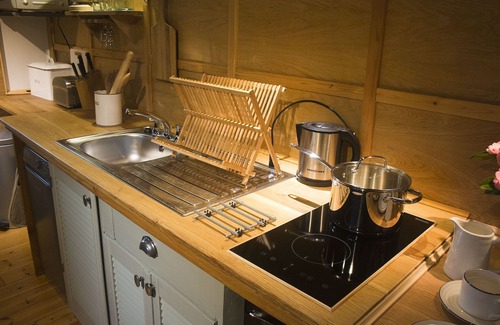 Saint Kew Cabina | The Beech Hut, una cabaña de madera romántica para 2 personas, estufa de leña, cerca de St Kew Inn