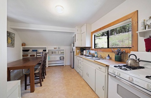 Redwood Valley Casa | The Beehive- 4-bedroom house at Leonard Lake Reserve
