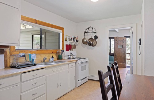 Redwood Valley Casa | The Beehive- 4-bedroom house at Leonard Lake Reserve