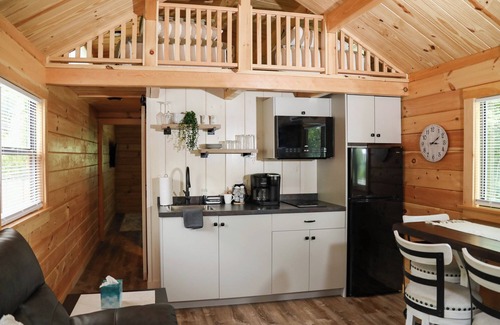 Mingoville Cabina | The Bellefonte Campground presents: Tiny Home | 1 Bedroom with HOT TUB