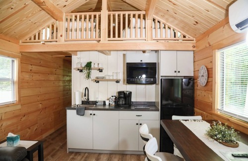 Mingoville Cabina | The Bellefonte Campground presents: Tiny Home | 1 Bedroom with HOT TUB