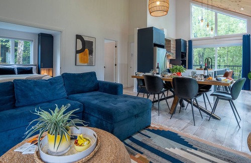 Pont-Rouge Chalet De Esquí | The Bellevue in Portneuf / Private SPA, 65” TV, Sonos, Pool, Sauna, Billiards