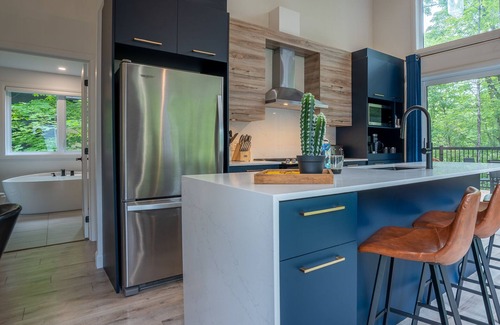 Pont-Rouge Chalet De Esquí | The Bellevue in Portneuf / Private SPA, 65” TV, Sonos, Pool, Sauna, Billiards