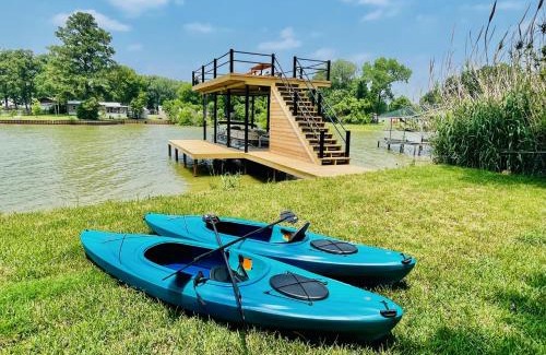 Gun Barrel City Casa | The Benjamin I - 2022 Built Luxury Retreat with Backyard Paradise with Hot Tub Outdoor Movie Screen Dock & Boat Rental