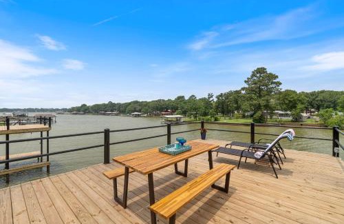 Gun Barrel City Casa | The Benjamin I - 2022 Built Luxury Retreat with Backyard Paradise with Hot Tub Outdoor Movie Screen Dock & Boat Rental