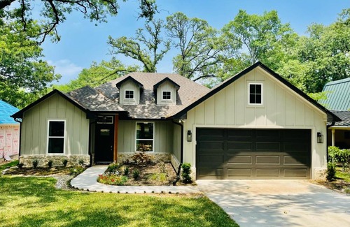 Gun Barrel City Casa | The Benjamin I - 2022 Built Luxury Retreat with Backyard Paradise with Hot Tub Outdoor Movie Screen Dock & Boat Rental
