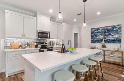 Gun Barrel City Casa | The Benjamin I - 2022 Built Luxury Retreat with Backyard Paradise with Hot Tub Outdoor Movie Screen Dock & Boat Rental