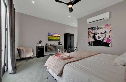 Johnson City Hotel | The Bentley Hotel - Coco Chanel Room - Pool View