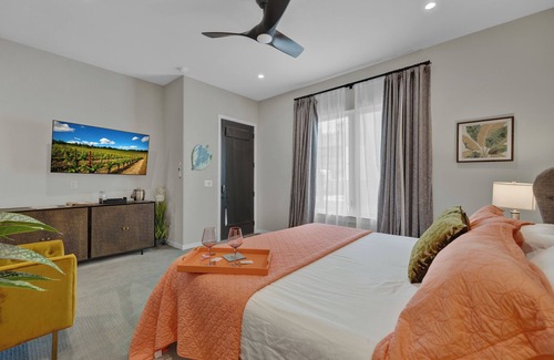 Johnson City Hotel | The Bentley Hotel - Palm Room - Hill Country View