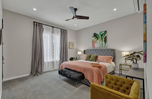 Johnson City Hotel | The Bentley Hotel - Palm Room - Hill Country View