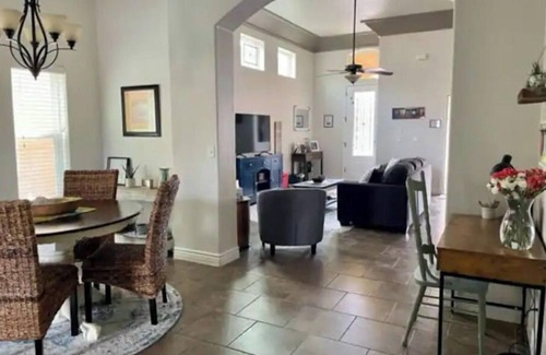 Biggs Field Casa | The Best Home for Families-Dogs/Gated Community w/Security/Pool & Many Amenities
