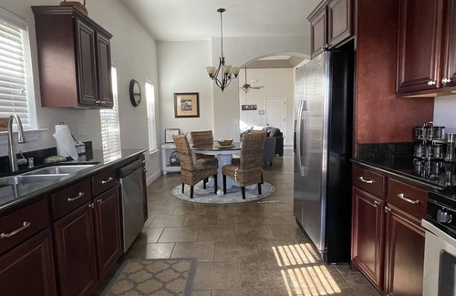 Biggs Field Casa | The Best Home for Families-Dogs/Gated Community w/Security/Pool & Many Amenities