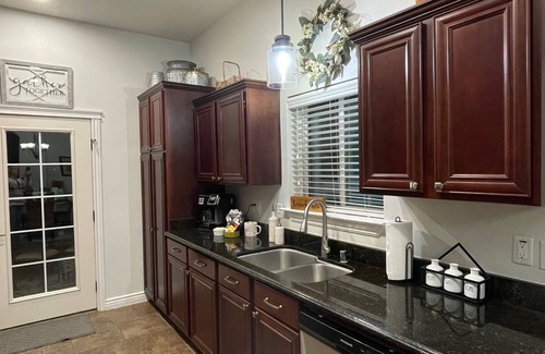 Biggs Field Casa | The Best Home for Families-Dogs/Gated Community w/Security/Pool & Many Amenities