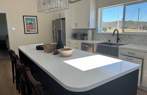Thousand Oaks Cabaña | "The Best" Jacuzzi View Private Luxury Guest Cottage-Better than a Room or Suite