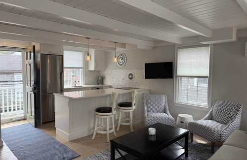Nantucket Town Apartamento | The best location Downtown Nantucket Condo minutes from Ferries.