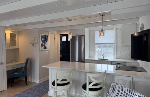 Nantucket Town Apartamento | The best location Downtown Nantucket Condo minutes from Ferries.