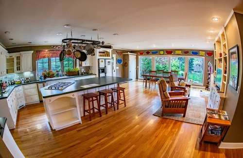 Old North End Casa | $ 50 por invitado por noche. Descuentos disponibles para más de 8 personas. Contáctenos.