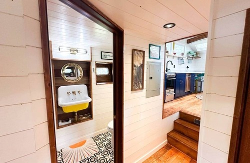 Whitefish Cabina | The Beverly Boat at Montana Treehouse Retreat