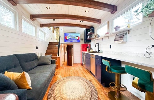 Whitefish Cabina | The Beverly Boat at Montana Treehouse Retreat
