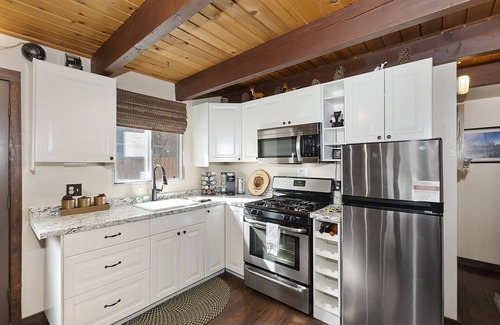 Woodlands Cabina | The Big Bear Den - Cozy cabin retreat with mountain views