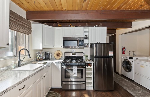 Woodlands Cabina | The Big Bear Den - Cozy cabin retreat with mountain views