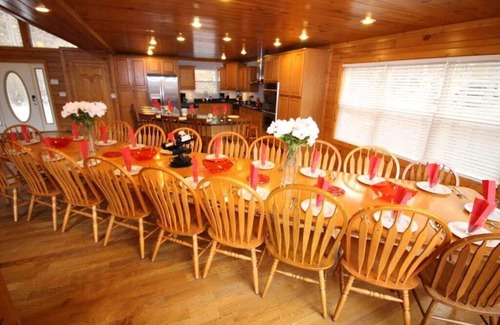 La Follette Casa | Comedor 'The Big Dipper' para 30, Wet Bar, Billar, 7 televisores, 4 master suites