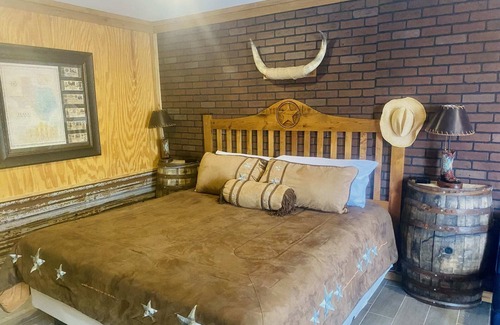 Amarillo Apartamento | The Big Texan King! Free 72oz Steak*Airbnb