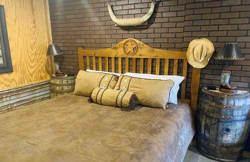 Amarillo Apartamento | The Big Texan King! Free 72oz Steak*Airbnb