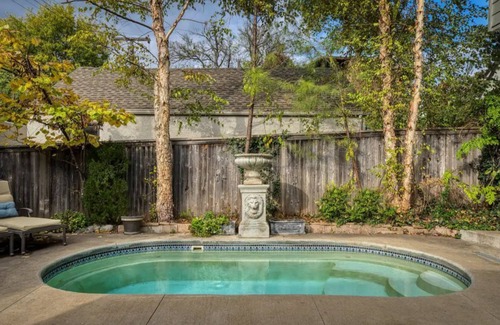 Tulsa Casa | The Big Tulsan- 8 beds, pool, game room, BBQ!