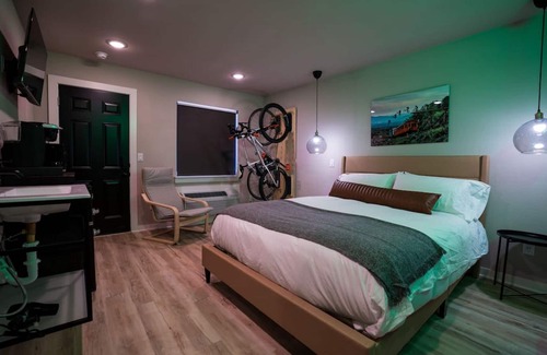 Bentonville Cabina | The Bike Inn #4, Centennial Park, Single Room