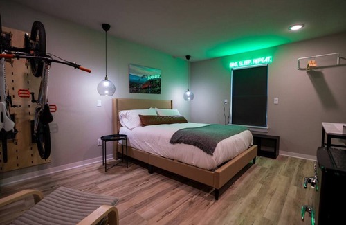Bentonville Cabina | The Bike Inn #4, Centennial Park, Single Room