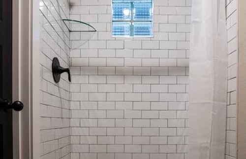 Bentonville Cabina | The Bike Inn #4, Centennial Park, Single Room