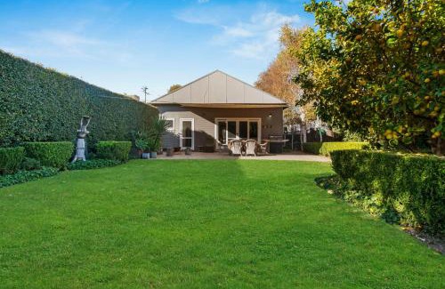 Wagga Wagga Casa | The Birch House - Stroll to CBD, Firepit