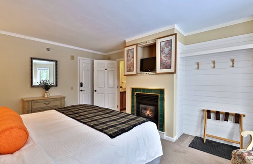 Killington Cabina | The Birch Ridge: European Room #8 - King Suite in Killington, Vermont. Hot Tub.