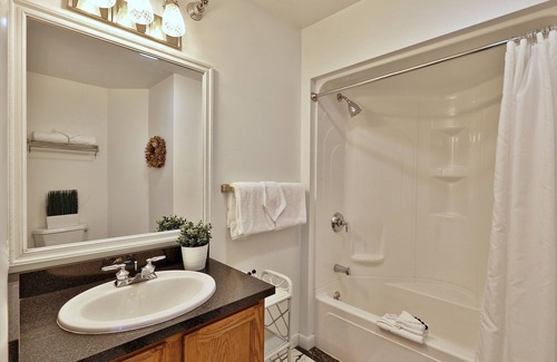 Killington Cabina | The Birch Ridge: European Room #8 - King Suite in Killington, Vermont. Hot Tub.