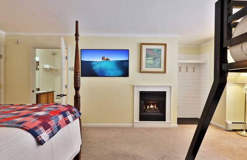 Killington Cabina | The Birch Ridge: Family Room #11 - Queen/bunkbed Suite In Killington, Vermont 1 Bedroom Home