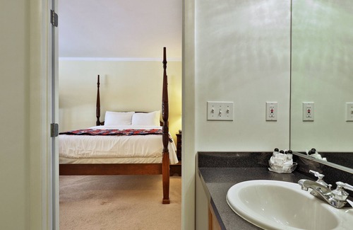 Killington Cabina | The Birch Ridge: Family Room #11 - Queen/bunkbed Suite In Killington, Vermont 1 Bedroom Home