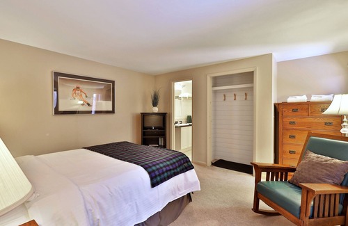 Killington Cabina | The Birch Ridge: Mission Room #4 - Queen Suite In Killington, Vermont 1 Bedroom Home