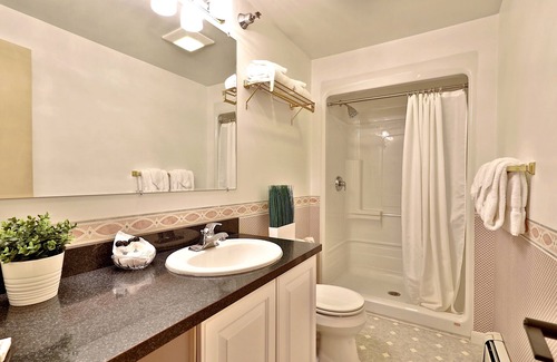 Killington Cabina | The Birch Ridge: Mission Room #4 - Queen Suite In Killington, Vermont 1 Bedroom Home