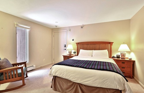 Killington Cabina | The Birch Ridge: Mission Room #4 - Queen Suite In Killington, Vermont 1 Bedroom Home