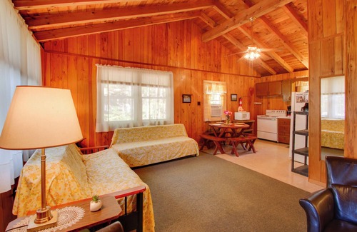 Raymond Cabina | 'The Birches' Raymond Getaway w/ Beach & Boat Dock