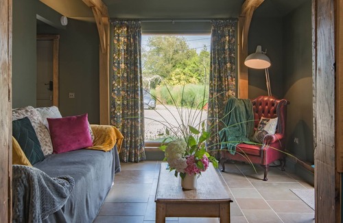 Capel-le-Ferne Cabaña | The Bird Hide - quirky, cosy lodge with hot tub - perfect romantic getaway!