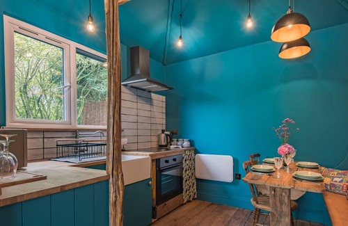 Capel-le-Ferne Cabaña | The Bird Hide - quirky, cosy lodge with hot tub - perfect romantic getaway!